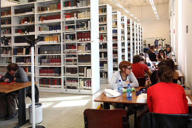 Bibliothek-in-Piazza-Sant Alessandro-auch-für-GermanistInnen